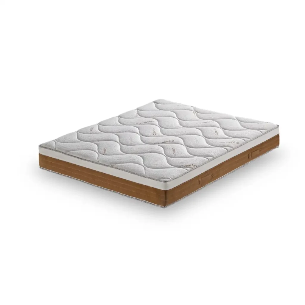 Materasso Copper Care con superficie trapuntata bianca e lati marroni, visto da una prospettiva angolata.